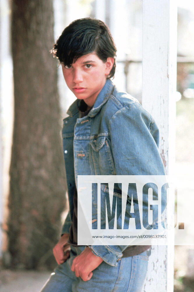 THE OUTSIDERS, Ralph Macchio, 1983, Warner Brothers courtesy Everett Collection Warner Bros Courtesy Everett Collection !ACHTUNG AUFNAHMEDATUM GESCHÄTZT! PUBLICATIONXNOTxINxCANxCHNxFRAxITAxJPNxNORxPOLxRUSxESPxUKxUSA