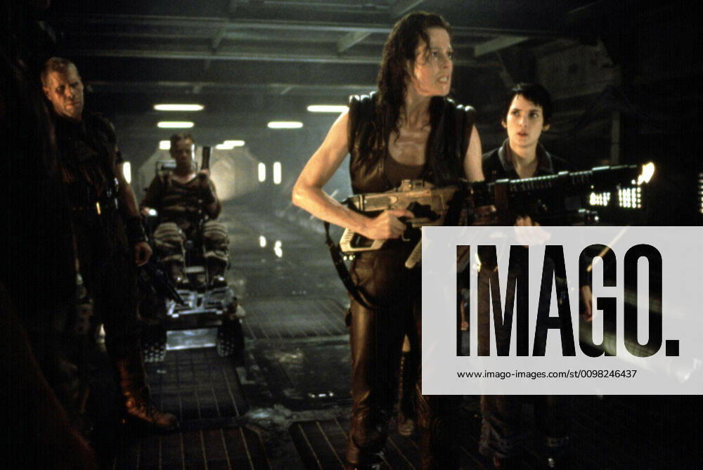 ALIEN: RESURRECTION, Ron Perlman, Sigourney Weaver, Winona Ryder, 1997, alien hunting 20thCentFox Courtesy Everett Collection !ACHTUNG AUFNAHMEDATUM GESCHÄTZT! PUBLICATIONXNOTxINxCANxCHNxFRAxITAxJPNxNORxPOLxRUSxESPxUKxUSA