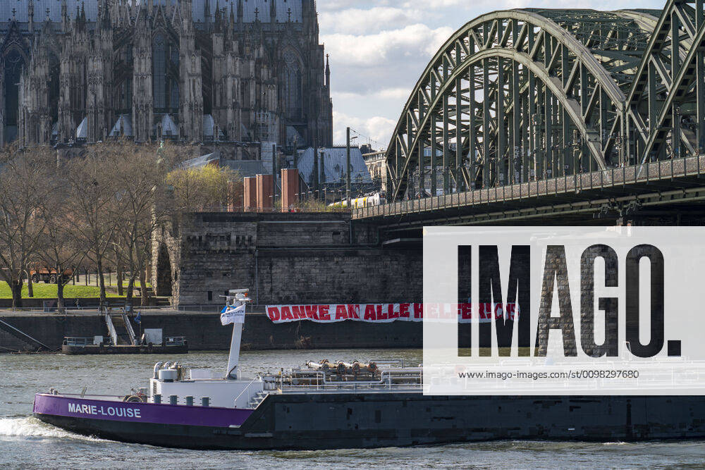 Effects of the coronavirus crisis, Thank you Banner am Rheinufer, Hohenzollern Brücke, Cologne, Germany, Corona crisis
