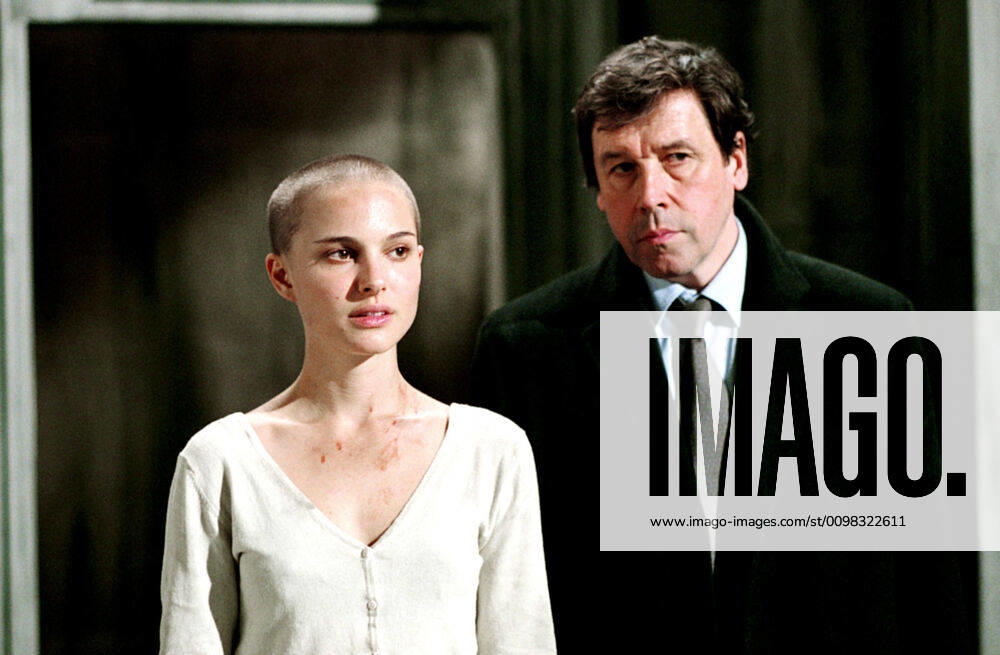 V FOR VENDETTA, Natalie Portman, Stephen Rea, 2006, (c) Warner Brothers courtesy Everett Collection Warner Bros Courtesy Everett Collection !ACHTUNG AUFNAHMEDATUM GESCHÃ„TZT! PUBLICATIONXNOTxINxCANxCHNxFRAxITAxJPNxNORxPOLxRUSxESPxUKxUSA