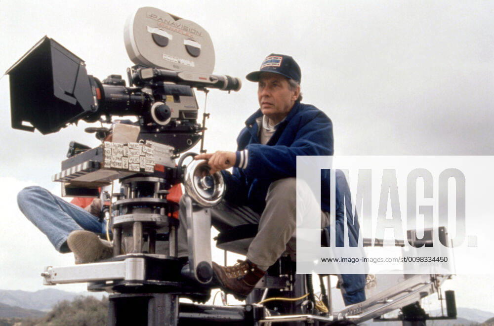 FOR THE BOYS, director Mark Rydell, on set, 1991. TM and Copyright (c)20th Century Fox Film Corp. All rights reserved courtesy Everett Collection 20thCentFox Courtesy Everett Collection !ACHTUNG AUFNAHMEDATUM GESCHÄTZT! PUBLICATIONXNOTxINxCANxCHNxFRAxITAxJPNxNORxPOLxRUSxESPxUKxUSA