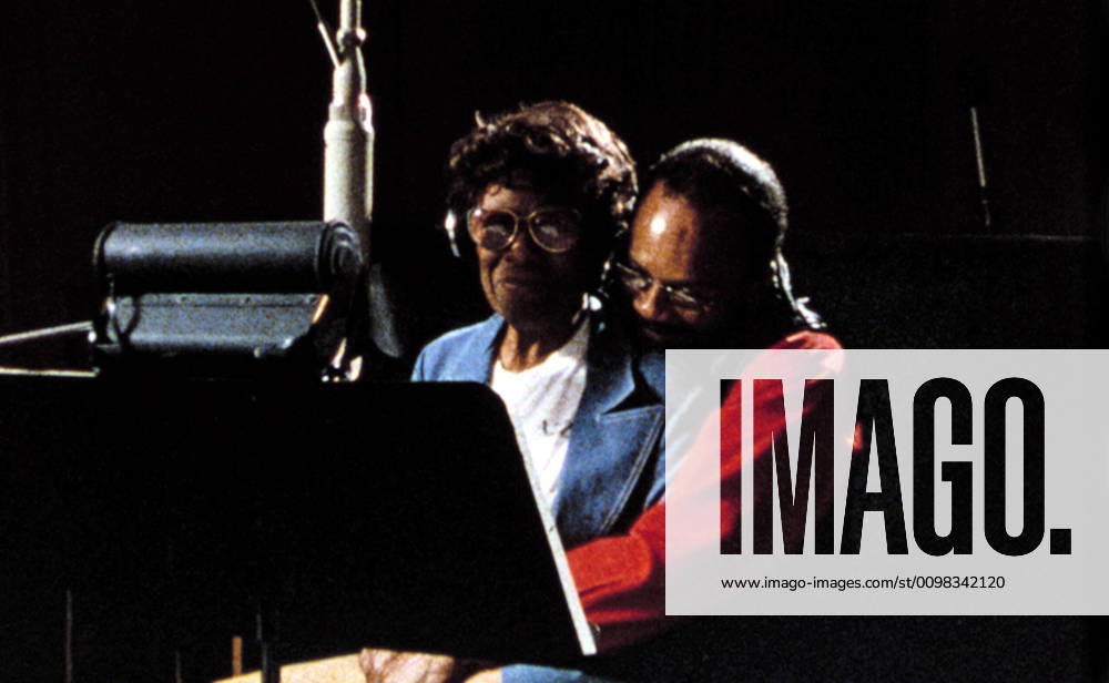 IMAGO ICONS: Ella Fitzgerald LISTEN UP: THE LIVES OF QUINCY JONES, Ella Fitzgerald, Quincy Jones, 1990 Courtesy Everett Collection !ACHTUNG AUFNAHMEDATUM GESCHÄTZT! PUBLICATIONXNOTxINxCANxCHNxFRAxITAxJPNxNORxPOLxRUSxESPxUKxUSA