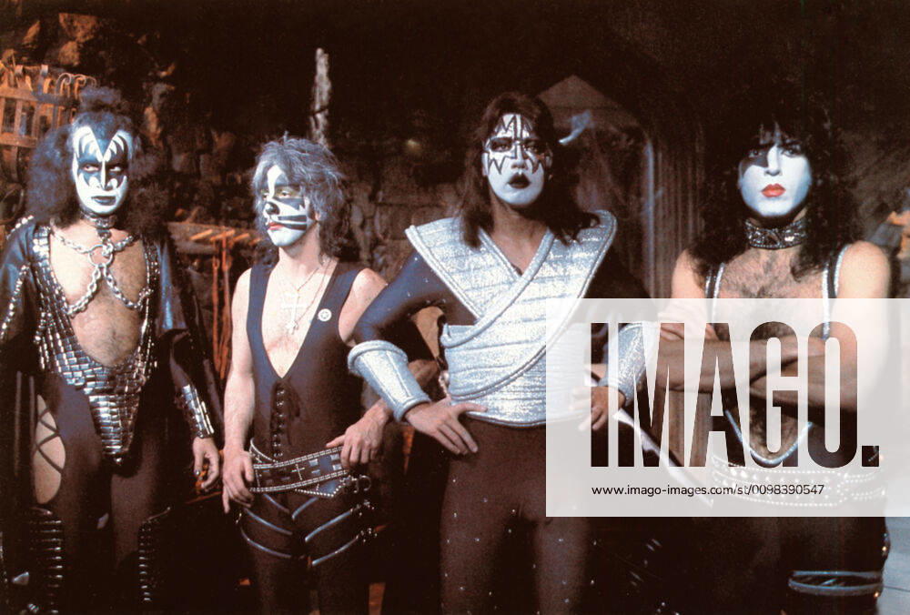 KISS MEETS THE PHANTOM OF THE PARK (aka KISS IN ATTACK OF THE PHANTOMS), (l-r): Gene Simmons, Peter Criss, Ace Frehley, Paul Stanley, 1978 Courtesy Everett Collection !ACHTUNG AUFNAHMEDATUM GESCHÄTZT! PUBLICATIONXNOTxINxCANxCHNxFRAxITAxJPNxNORxPOLxRUSxESPxUKxUSA