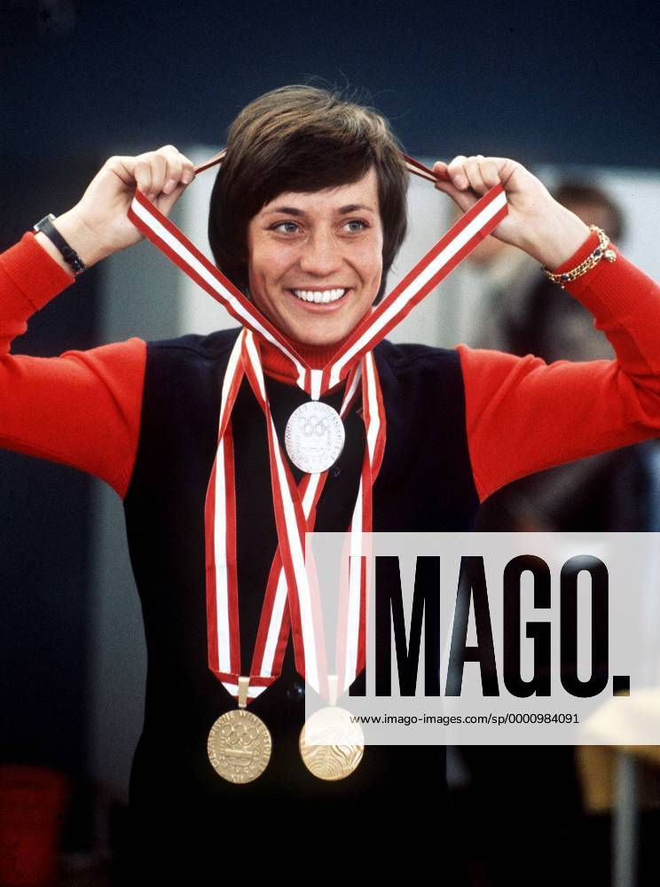 Die zweifache Olympiasiegerin Rosi Mittermaier (BR Deutschland) mit ihren Medaillen - auch für die Silbermedaille ist noch Platz Alpiner Skilauf OS Winter Damen Olympische Winterspiele 1976, Olympia, Olympiade, Spiele, Ski Alpin, Skisport, Vdia Einzelbild Innsbruck