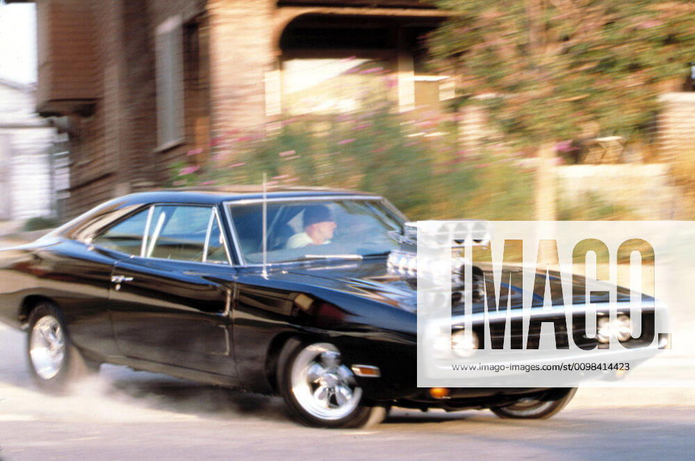 THE FAST AND THE FURIOUS, Vin Diesel & late 60s model Dodge Charger, 2001 MCA Courtesy Everett Collection !ACHTUNG AUFNAHMEDATUM GESCHÄTZT! PUBLICATIONXNOTxINxCANxCHNxFRAxITAxJPNxNORxPOLxRUSxESPxUKxUSA