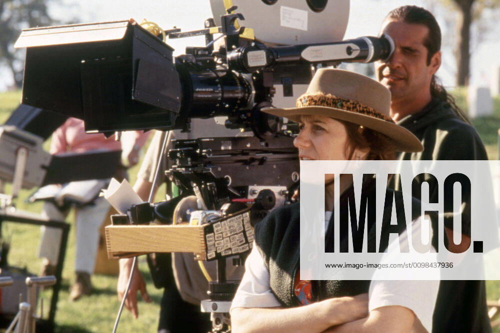 THREE WISHES, Director Martha Coolidge, on set, 1995, (c)Savoy Pictures courtesy Everett Collection Savoy Pictures Courtesy Everett Collection !ACHTUNG AUFNAHMEDATUM GESCHÄTZT! PUBLICATIONXNOTxINxCANxCHNxFRAxITAxJPNxNORxPOLxRUSxESPxUKxUSA