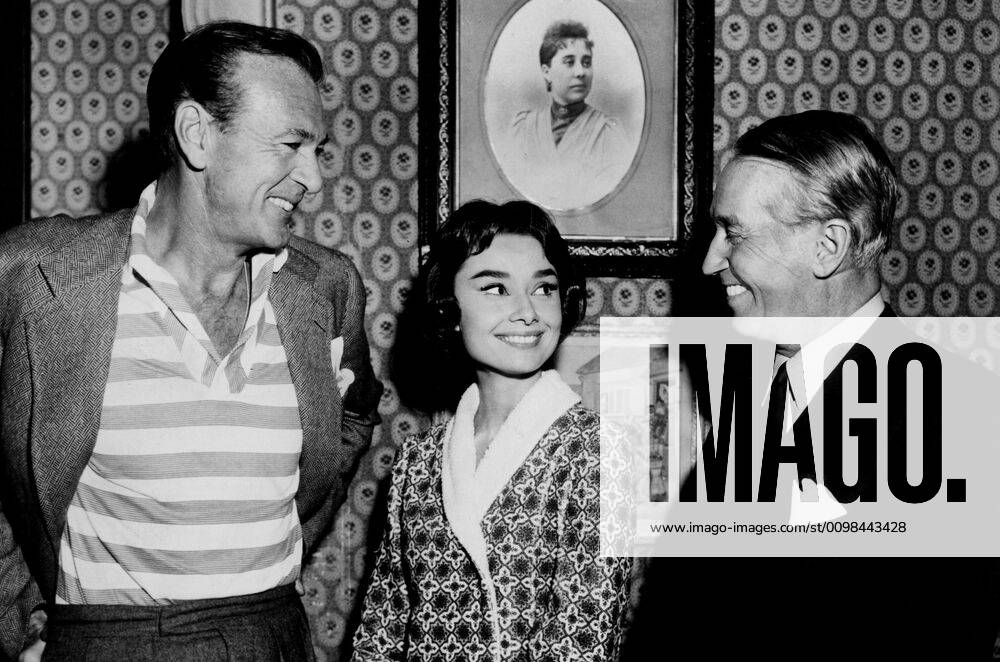 GARY COOPER, AUDREY HEPBURN and MAURICE CHEVALIER enjoy a laugh during production of LOVE IN THE AFTERNOON, 1957 Courtesy Everett Collection !ACHTUNG AUFNAHMEDATUM GESCHÄTZT! PUBLICATIONXNOTxINxCANxCHNxFRAxITAxJPNxNORxPOLxRUSxESPxUKxUSA