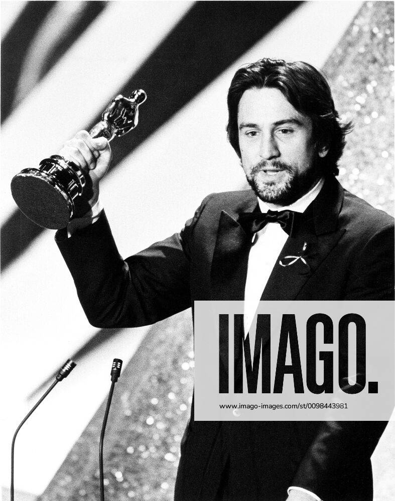 OSCARS. Bester Hauptdarsteller. PreistrÃ¤ger 1981-1990 Robert De Niro with his Best Actor Oscar for RAGING BULL, Dorothy Chandler Pavilion, April 14, 1980 !ACHTUNG AUFNAHMEDATUM GESCHÃ„TZT! PUBLICATIONXNOTxINxCANxCHNxFRAxITAxJPNxNORxPOLxRUSxESPxUKxUSA