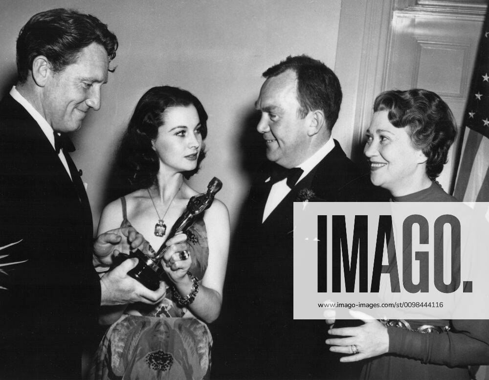 OSCARS. Bester Nebendarsteller. PreistrÃ¤ger 1937-1940 VIVIEN LEIGH recieving Academy Award from Spencer Tracy and Thomas Mitchell and Fay Bainter look on, 1939 Courtesy Everett Collection !ACHTUNG AUFNAHMEDATUM GESCHÃ„TZT! PUBLICATIONXNOTxINxCANxCHNxFRAxITAxJPNxNORxPOLxRUSxESPxUKxUSA