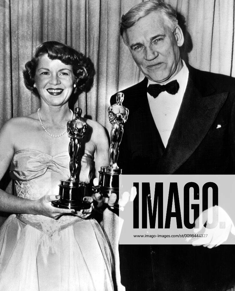 OSCARS. Beste Nebendarstellerin. Preisträgerinnen 1941-1950 Claire Trevor with her Academy Award for KEY LARGO, Walter Huston with his Academy Award for THE TREASURE OF THE SIERRA MADRE, 1949 Courtesy Everett Collection !ACHTUNG AUFNAHMEDATUM GESCHÄTZT! PUBLICATIONXNOTxINxCANxCHNxFRAxITAxJPNxNORxPOLxRUSxESPxUKxUSA