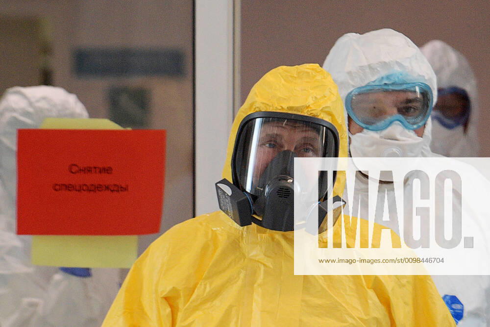 Russia s President Vladimir Putin wears a yellow protective suit on his visit to the Novomoskovsky multipurpose medical center for patients suspected of the COVID-19 coronavirus infection. Alexei Druzhinin Russian Presidential Press and Information Office TASS TS0D3382