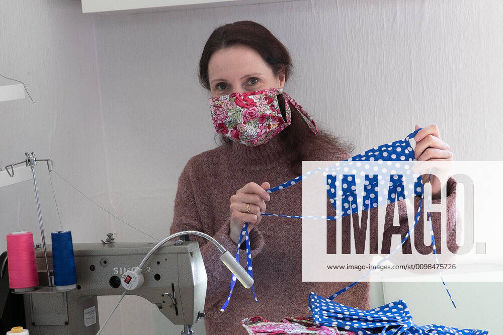 Hanover, fashion designer Melanie Wedemeier, sews in her studio Sasse Design, breathing masks for old peoples homes, Coronakrise, Coronavirus,