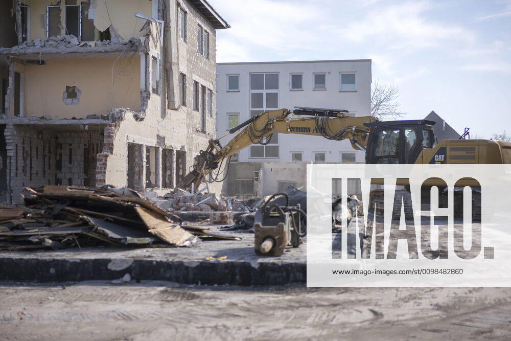 Abbruch eines Hauses Bagger reisst in Bielefeld ein Haus (ehemaliges Hotel und Restaurant) ab demolition of a former Hotel in Bielefeld