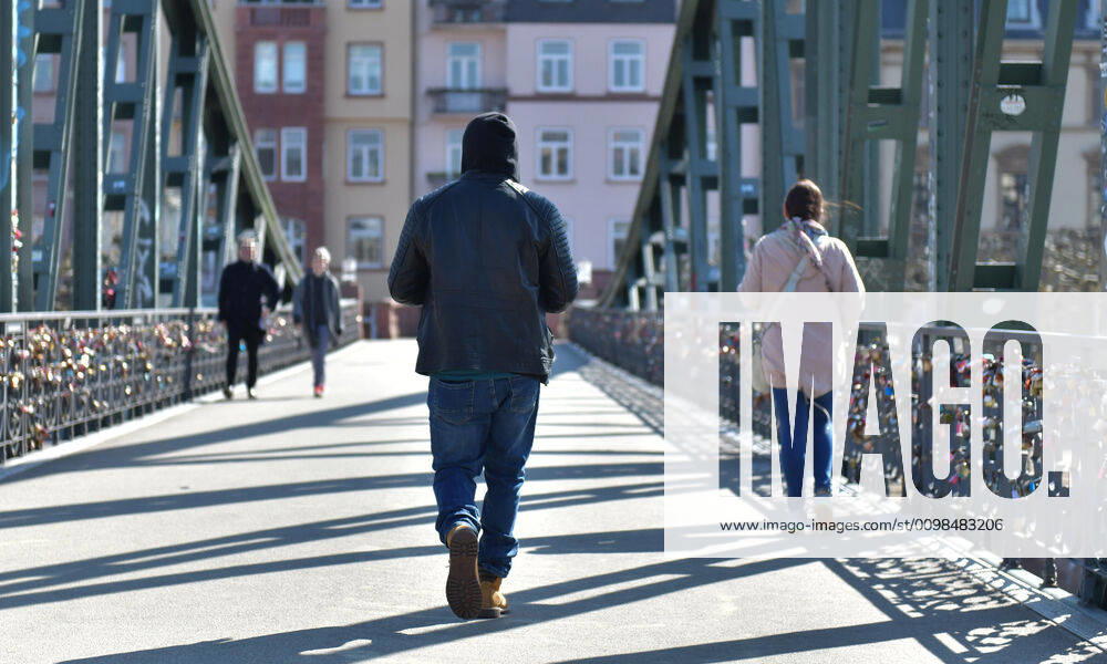 Frankfurt on day 3 of the contact ban, only a few people on the Iron Bridge Frankfurt am Main