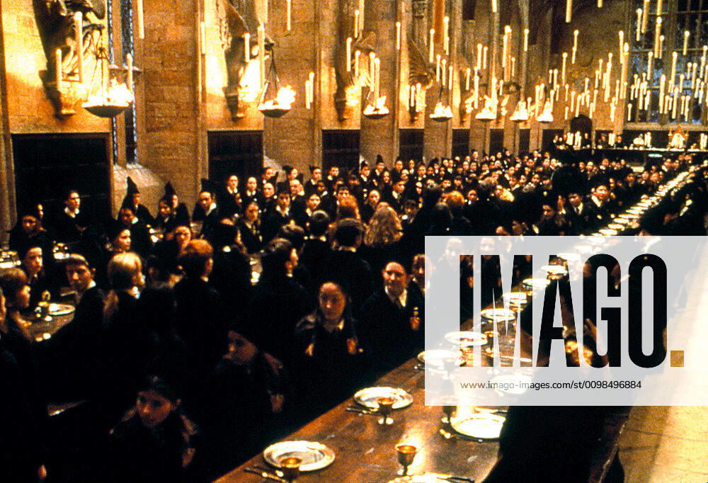 HARRY POTTER AND THE SORCERER S STONE, Hogwart s main hall during welcome ceremony, 2001 Warner Bros Courtesy Everett Collection !ACHTUNG AUFNAHMEDATUM GESCHÃ„TZT! PUBLICATIONXNOTxINxCANxCHNxFRAxITAxJPNxNORxPOLxRUSxESPxUKxUSA