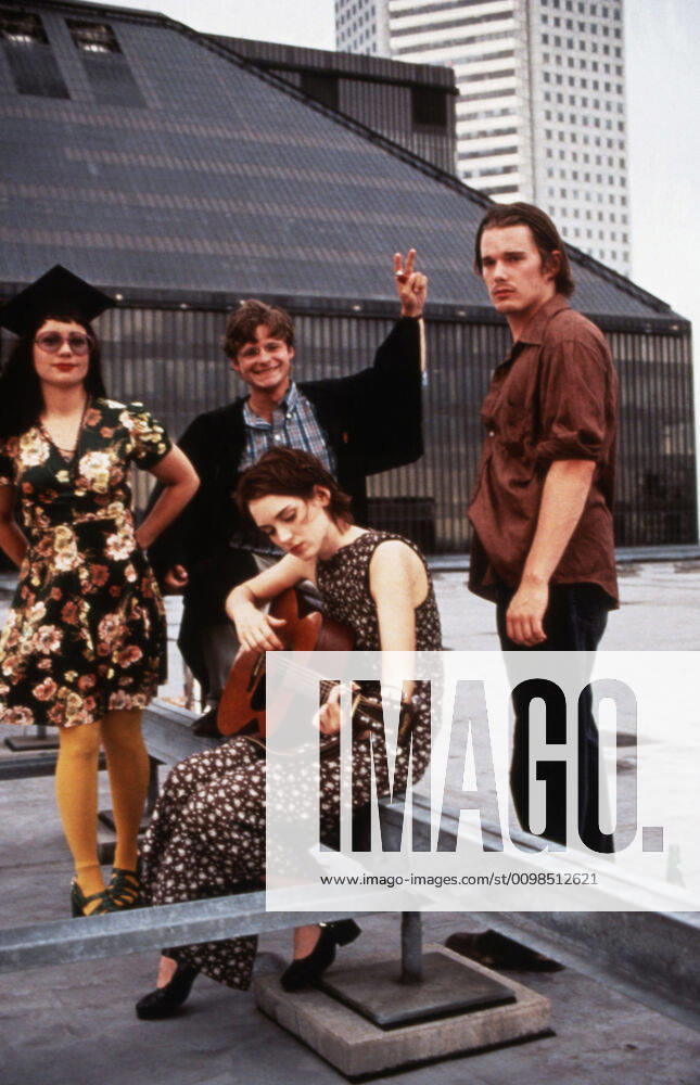 REALITY BITES, Winona Ryder (seated with guitar), standing from left: Janeane Garofalo, Steve Zahn, Ethan Hawke, 1994, (c) Universal cpurtesy Everett Collection Universal Courtesy Everett Collection !ACHTUNG AUFNAHMEDATUM GESCHÃ„TZT! PUBLICATIONXNOTxINxCANxCHNxFRAxITAxJPNxNORxPOLxRUSxESPxUKxUSA