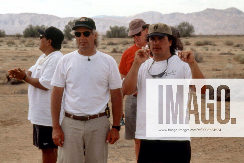 THE X-FILES MOVIE, Writer and creator Chris Carter, director Rob Bowman, on set, 1998, TM and Copyright (c)20th Century Fox Film Corp. All rights reserved. 20thCentFox Courtesy Everett Collection !ACHTUNG AUFNAHMEDATUM GESCHÄTZT! PUBLICATIONXNOTxINxCANxCHNxFRAxITAxJPNxNORxPOLxRUSxESPxUKxUSA