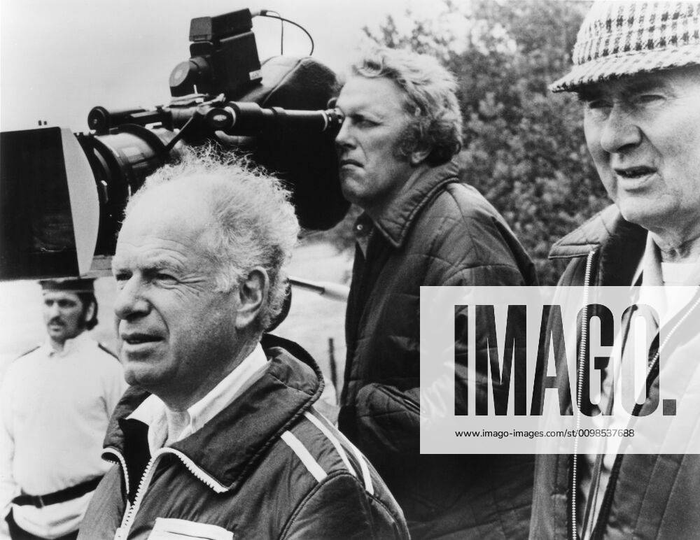 Peter Brook (left), Cinematographer Gilbert Taylor (far right), on location filming Meetings With Remarkable Men , 1979 Courtesy Everett Collection !ACHTUNG AUFNAHMEDATUM GESCHÄTZT! PUBLICATIONXNOTxINxCANxCHNxFRAxITAxJPNxNORxPOLxRUSxESPxUKxUSA
