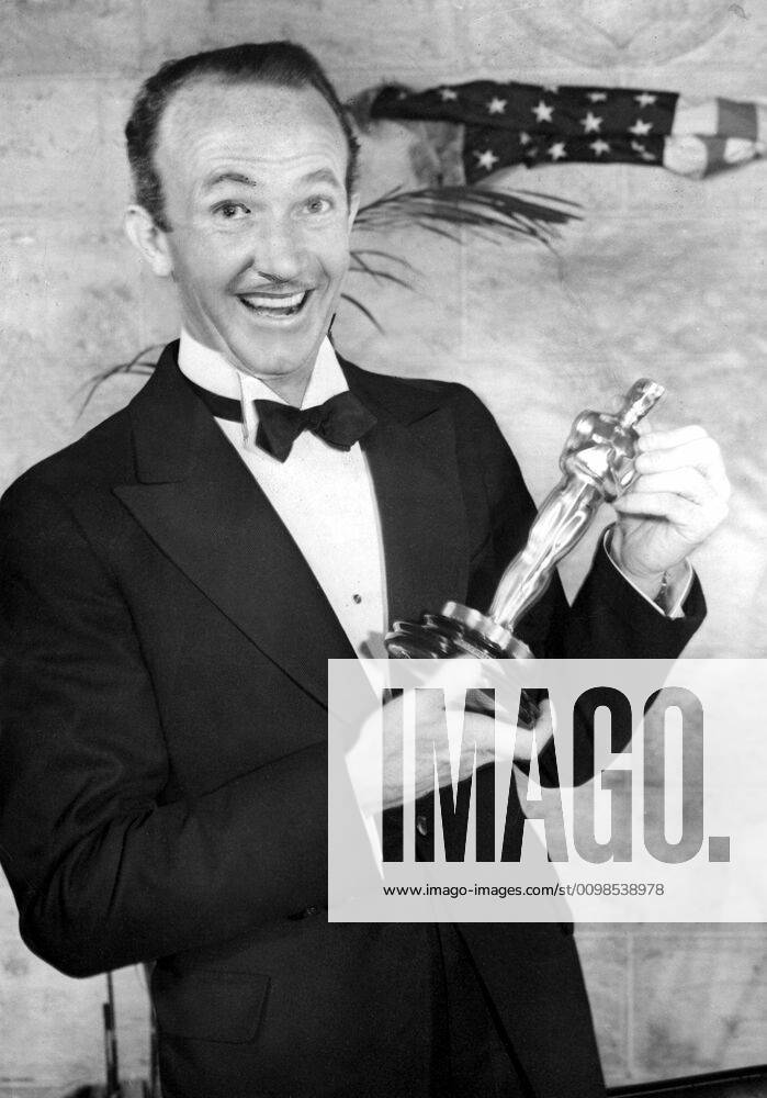 OSCARS. Bester Nebendarsteller. PreistrÃ¤ger 1937-1940 1936: WALTER BRENNAN Best Supporting Actor, COME AND GET IT proudly displays his Academy Award, 3 6 37 Courtesy Everett Collection !ACHTUNG AUFNAHMEDATUM GESCHÃ„TZT! PUBLICATIONXNOTxINxCANxCHNxFRAxITAxJPNxNORxPOLxRUSxESPxUKxUSA