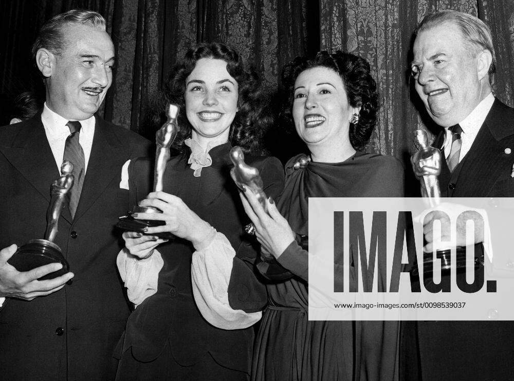OSCARS. Beste Nebendarstellerin. PreistrÃ¤gerinnen 1941-1950 OSCARS. Bester Nebendarsteller. PreistrÃ¤ger 1941-1950 OSCARS. Bester Hauptdarsteller. PreistrÃ¤ger 1941-1950 1943: Best Actor PAUL LUKAS Watch on the Rhine , Best Actress JENNIFER JONES THE SONG OF BERNADETTE , Best Supporting Actress KATINA PAXINOU For Whom the Bell Tolls and Best Supporting Actor CHARLES COBURN The More the Merrier , 3 3 44 Courtesy Everett Collection !ACHTUNG AUFNAHMEDATUM GESCHÃ„TZT! PUBLICATIONXNOTxINxCANxCHNxFRAxITAxJPNxNORxPOLxRUSxESPxUKxUSA