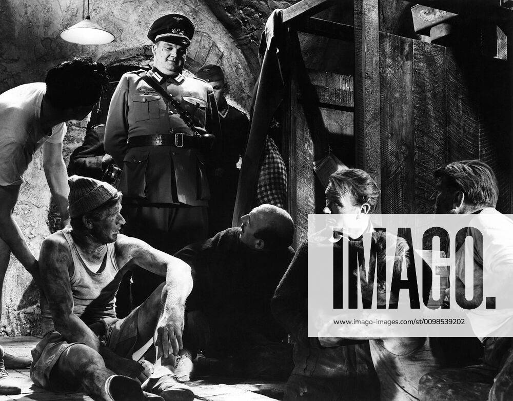 THE COLDITZ STORY, Denis Shaw (in uniform), looking back from left: Lionel Jeffries, John Mills, Bryan Forbes, Theodore Bikel, 1955, tcs1955jm-fsct004(tcs1955jm-fsct004) Courtesy Everett Collection !ACHTUNG AUFNAHMEDATUM GESCHÃ„TZT! PUBLICATIONXNOTxINxCANxCHNxFRAxITAxJPNxNORxPOLxRUSxESPxUKxUSA