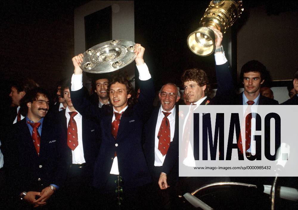 Fußball, 1. FC Köln, Deutscher Meister 1978 Die Kölner feiern mit der Meisterschale und dem DFB-Pokal das Double, v.li.: Harald Konopka, Bernd Cullmann, Heinz Flohe mit der Schale, Trainer Hennes Weisweiler, Torwart Harald Toni Schumacher und Gerhard Strack Fußball 1. BL Herren Saison 1977 1978, 1. FC Köln, Geschichte, Historie, Bundesligageschichte, Bundesligahistorie Totale Köln Begeisterung, Freude,