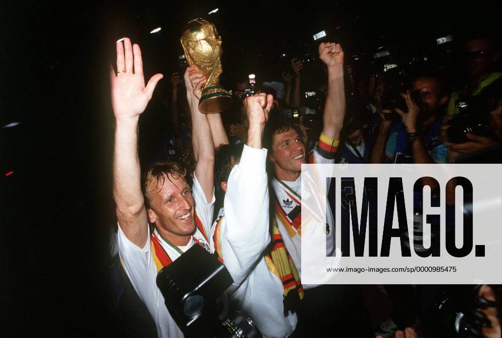 Andreas Brehme (li.) und Lothar Matthäus (beide BR Deutschland) mit dem FIFA Weltpokal Fußball WM Herren Weltmeisterschaft 1990, Finale, Endspiel, Nationalmannschaft, Nationalteam, Nationaltrikot, Gruppe Schlußjubel Frankfurt M. Glück, Begeisterung, Freude,