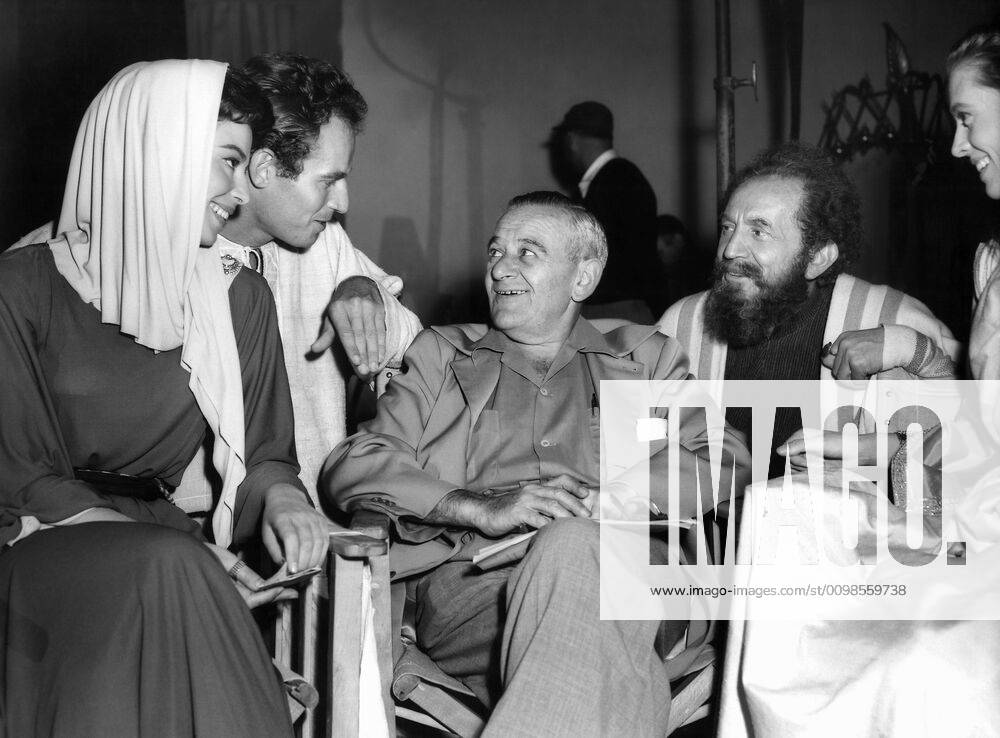 BEN-HUR, Haya Harareet, Charlton Heston, director William Wyler, Sam Jaffe on set, 1959 Courtesy Everett Collection !ACHTUNG AUFNAHMEDATUM GESCHÄTZT! PUBLICATIONXNOTxINxCANxCHNxFRAxITAxJPNxNORxPOLxRUSxESPxUKxUSA