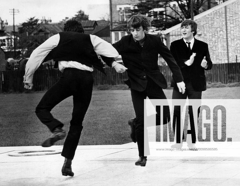 A HARD DAY S NIGHT, Paul McCartney, Ringo Starr, John Lennon, 1964 Courtesy Everett Collection !ACHTUNG AUFNAHMEDATUM GESCHÄTZT! PUBLICATIONXNOTxINxCANxCHNxFRAxITAxJPNxNORxPOLxRUSxESPxUKxUSA