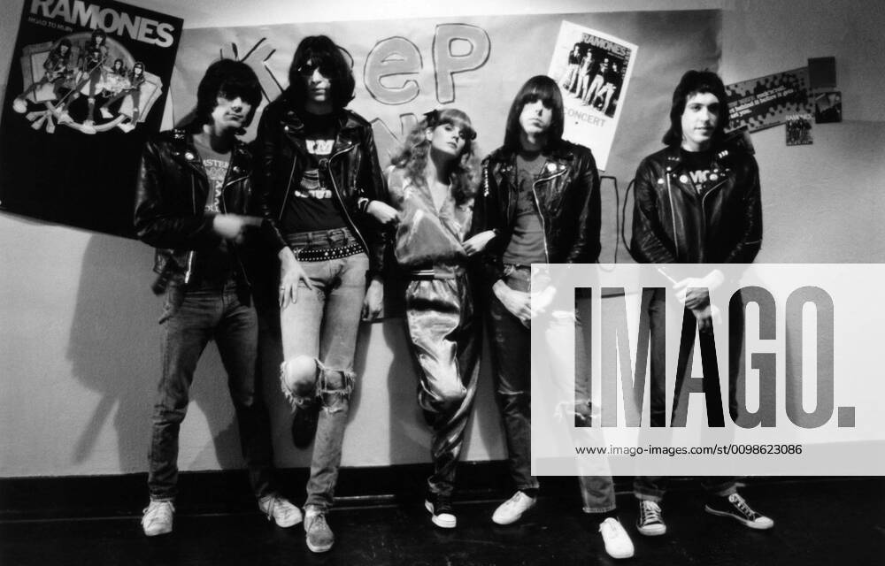 ROCK N ROLL HIGH SCHOOL, The Ramones, (Dee Dee, Joey, Johnny, Marky), P.J. Soles, (center), 1979. (c) New World Pictures Courtesy: Everett Collection. New World Releasing Courtesy Everett Collection !ACHTUNG AUFNAHMEDATUM GESCHÄTZT! PUBLICATIONXNOTxINxCANxCHNxFRAxITAxJPNxNORxPOLxRUSxESPxUKxUSA