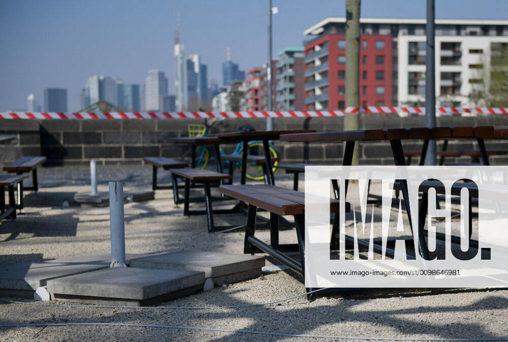 Frankfurt on day 6 of the contact ban, the cafe on the Main bank is not allowed to have guests, tables and chairs locked, Frankfurt am Main
