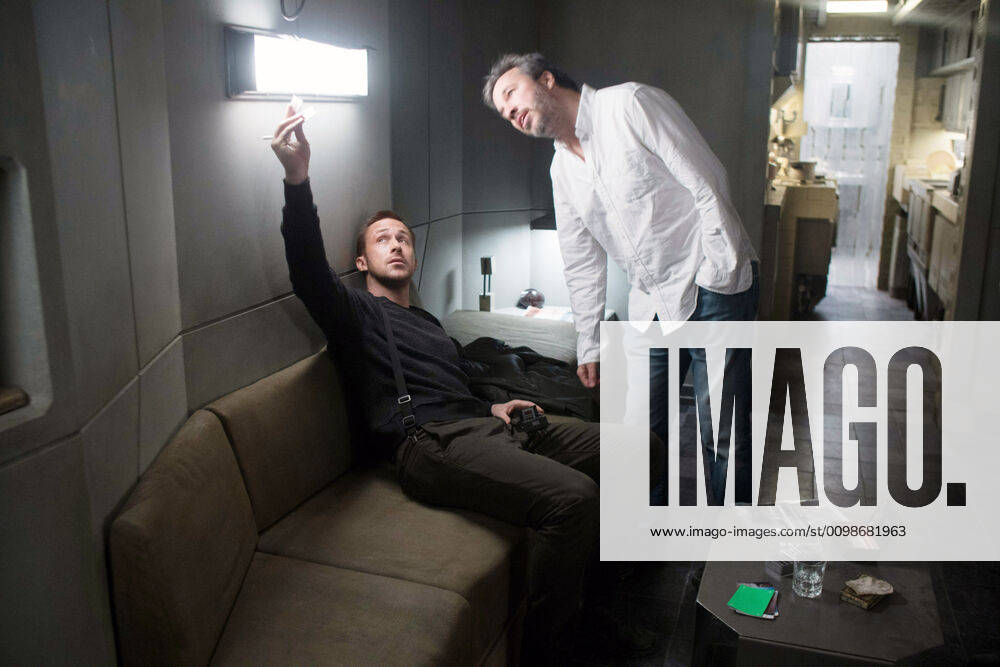 BLADE RUNNER 2049, from left: Ryan Gosling, director Denis Villeneuve, on set, 2017. ph: Stephen Vaughan Warner Bros. Courtesy Everett Collection !ACHTUNG AUFNAHMEDATUM GESCHÄTZT! PUBLICATIONXNOTxINxCANxCHNxFRAxITAxJPNxNORxPOLxRUSxESPxUKxUSA