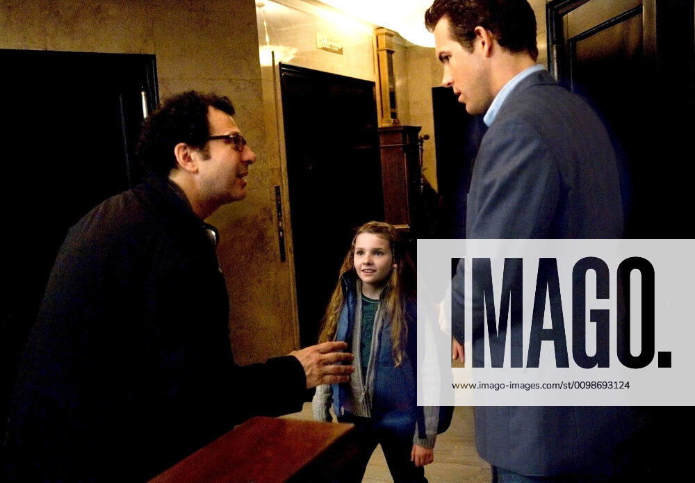 DEFINITELY, MAYBE, director Adam Brooks, Abigail Breslin, Ryan Reynolds, on set, 2008. Universal courtesy Everett Collection Universal Courtesy Everett Collection !ACHTUNG AUFNAHMEDATUM GESCHÃ„TZT! PUBLICATIONXNOTxINxCANxCHNxFRAxITAxJPNxNORxPOLxRUSxESPxUKxUSA