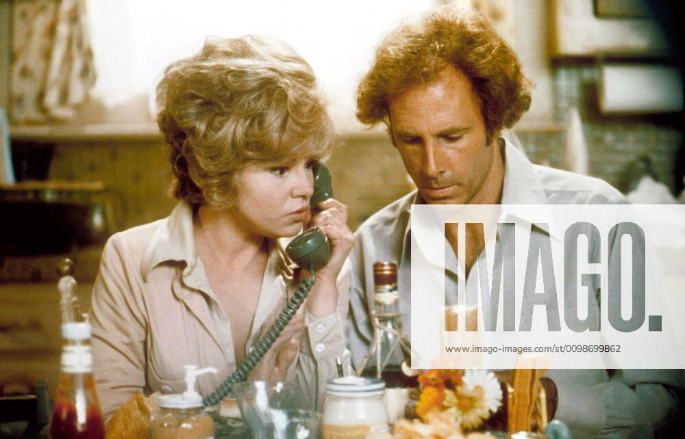 FAMILY PLOT, from left: Barbara Harris, Bruce Dern, 1976 Courtesy Everett Collection !ACHTUNG AUFNAHMEDATUM GESCHÄTZT! PUBLICATIONXNOTxINxCANxCHNxFRAxITAxJPNxNORxPOLxRUSxESPxUKxUSA