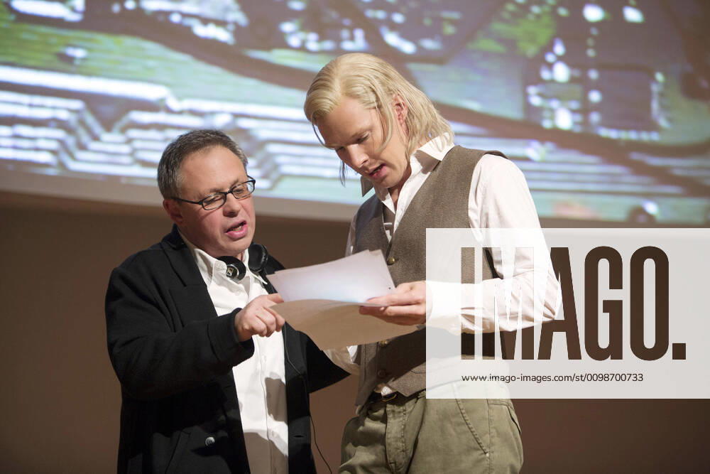 THE FIFTH ESTATE, from left: director Bill Condon, Benedict Cumberbatch, on set, 2013. ph: Frank Connor Touchstone Pictures courtesy Everett Collection Touchstone Pictures Courtesy Everett Collection !ACHTUNG AUFNAHMEDATUM GESCHÃ„TZT! PUBLICATIONXNOTxINxCANxCHNxFRAxITAxJPNxNORxPOLxRUSxESPxUKxUSA