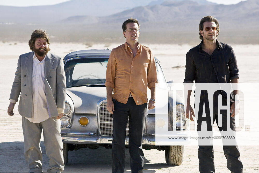 THE HANGOVER, from left: Zach Galifianakis, Ed Helms, Bradley Cooper, 2009. Ph: Frank Masi Warner Bros. Courtesy Everett Collection Warner Bros Courtesy Everett Collection !ACHTUNG AUFNAHMEDATUM GESCHÄTZT! PUBLICATIONXNOTxINxCANxCHNxFRAxITAxJPNxNORxPOLxRUSxESPxUKxUSA