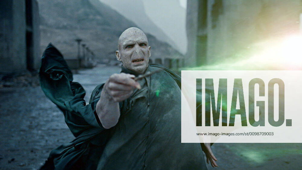 HARRY POTTER AND THE DEATHLY HALLOWS: PART 2, Ralph Fiennes, 2011. 2011 Warner Bros. Ent. Harry Potter publishing rights J.K.R. Harry Potter characters, names and related indicia are trademarks of and Warner Bros. Ent. All rights reserved. Courtesy Everett Collection Warner Bros Courtesy Everett Collection !ACHTUNG AUFNAHMEDATUM GESCHÃ„TZT! PUBLICATIONXNOTxINxCANxCHNxFRAxITAxJPNxNORxPOLxRUSxESPxUKxUSA