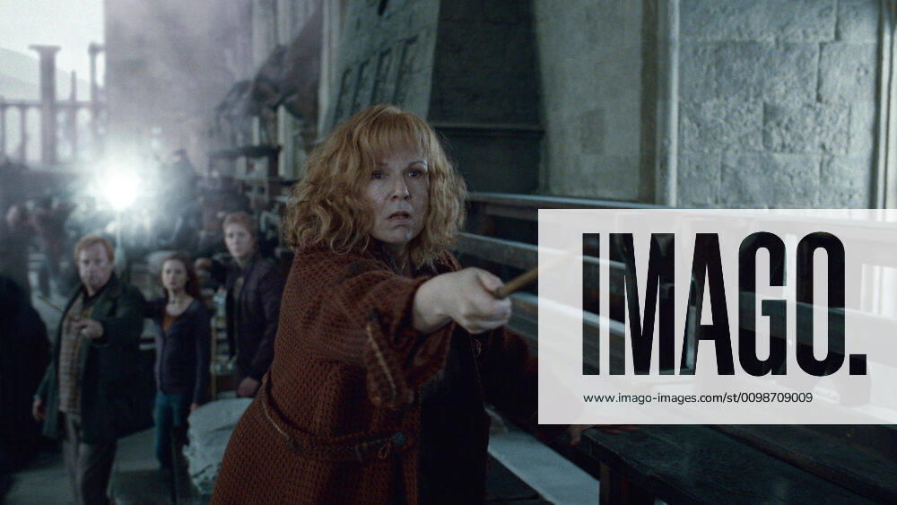 HARRY POTTER AND THE DEATHLY HALLOWS: PART 2, Julie Walters, 2011. 2011 Warner Bros. Ent. Harry Potter publishing rights J.K.R. Harry Potter characters, names and related indicia are trademarks of and Warner Bros. Ent. All rights reserved. Courtesy Everett Collection Warner Bros Courtesy Everett Collection !ACHTUNG AUFNAHMEDATUM GESCHÄTZT! PUBLICATIONXNOTxINxCANxCHNxFRAxITAxJPNxNORxPOLxRUSxESPxUKxUSA