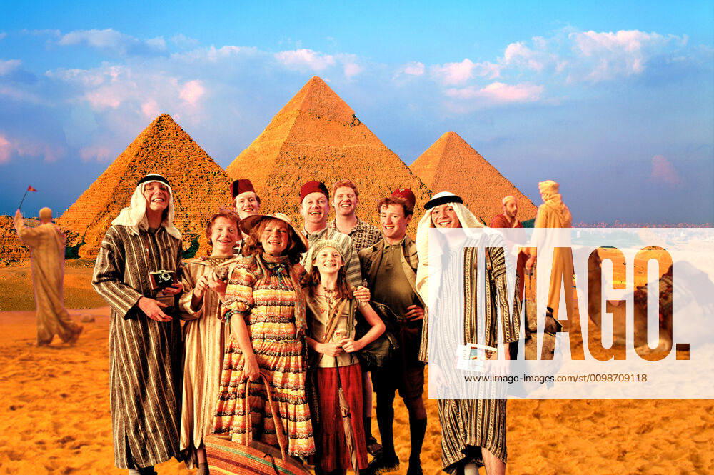 HARRY POTTER AND THE PRISONER OF AZKABAN, The Weasley Family s vacation postcard; Rupert Grint (second from left), Julie Walters (front row, left), Bonnie Wright (front row, right), 2004, Warner Brothers courtesy Everett Collection Warner Bros Courtesy Everett Collection !ACHTUNG AUFNAHMEDATUM GESCHÃ„TZT! PUBLICATIONXNOTxINxCANxCHNxFRAxITAxJPNxNORxPOLxRUSxESPxUKxUSA
