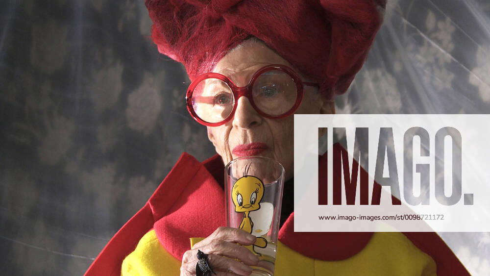 IMAGO ICONS: Iris Apfel IRIS, Iris Apfel, 2014. Magnolia Pictures courtesy Everett Collection Magnolia Pictures Courtesy Everett Collection !ACHTUNG AUFNAHMEDATUM GESCHÃ„TZT! PUBLICATIONXNOTxINxCANxCHNxFRAxITAxJPNxNORxPOLxRUSxESPxUKxUSA