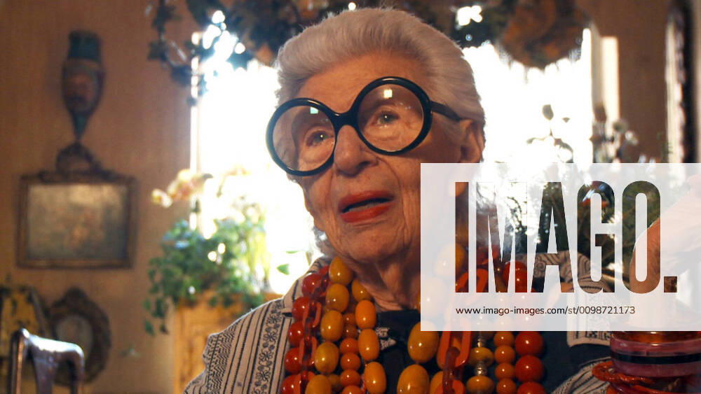 IMAGO ICONS: Iris Apfel IRIS, Iris Apfel, 2014. Magnolia Pictures courtesy Everett Collection Magnolia Pictures Courtesy Everett Collection !ACHTUNG AUFNAHMEDATUM GESCHÄTZT! PUBLICATIONXNOTxINxCANxCHNxFRAxITAxJPNxNORxPOLxRUSxESPxUKxUSA