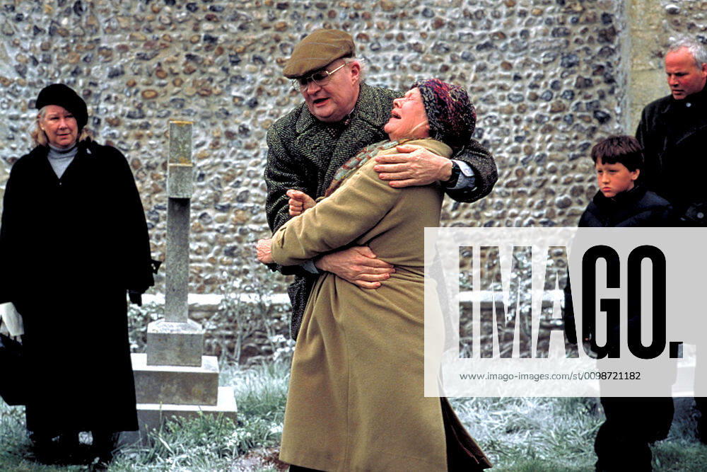 OSCARS. Bester Nebendarsteller. Preisträger 2001-2010 IRIS, Jim Broadbent, Judi Dench, 2001, (c) Miramax courtesy Everett Collection Miramax Courtesy Everett Collection !ACHTUNG AUFNAHMEDATUM GESCHÄTZT! PUBLICATIONXNOTxINxCANxCHNxFRAxITAxJPNxNORxPOLxRUSxESPxUKxUSA
