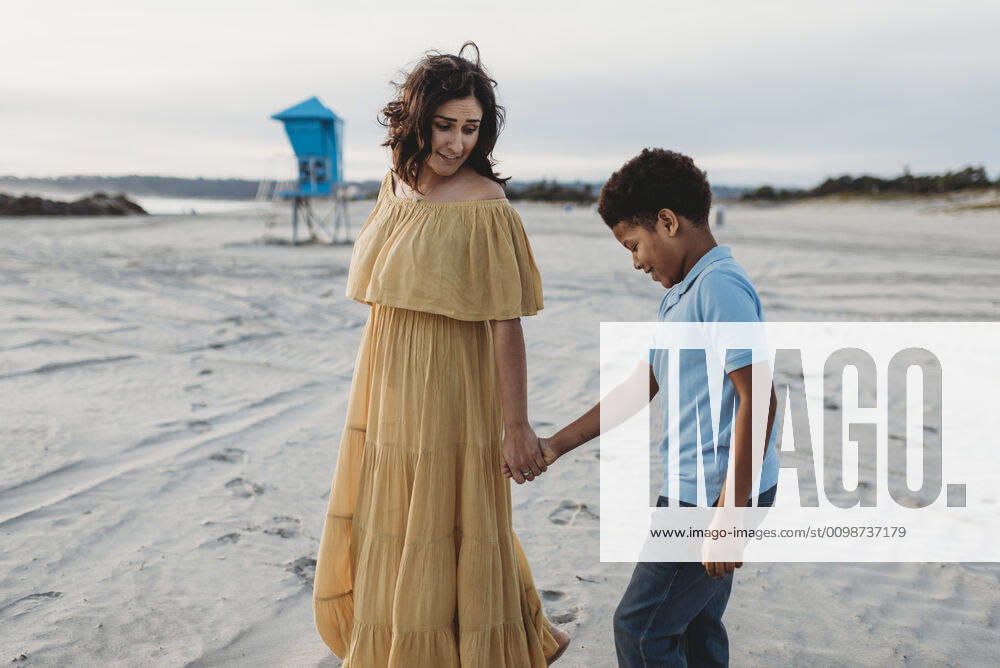 IMAGO Creative: Sommer, Abendspaziergang Close up of young mother and school-aged son walking at beach San Diego, CA, United States ,model released, Symbolfoto CR_KESM200227-263987-01