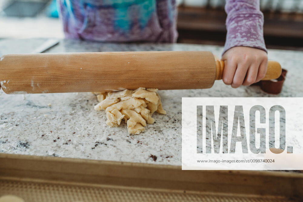 Girl rolling out dough in the kitchen with a rolling pin Massapequa, NY, United States ,model released, Symbolfoto CR_ERBU200304-318432-01