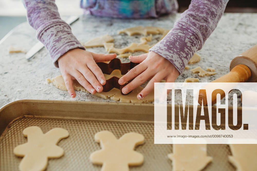 Young Girl hands using cookie cutter on cookie dough Massapequa, NY, United States ,model released, Symbolfoto CR_ERBU200304-318442-01