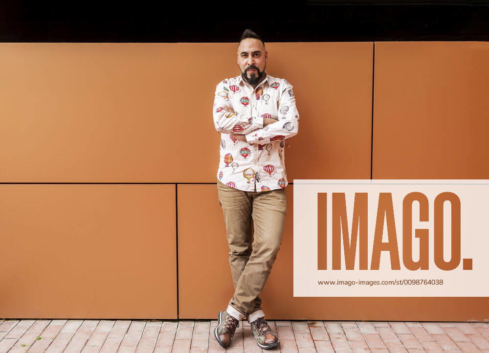 Bearded man leaning on wall with arms crossed against office building Barcelona, CT, Spain ,model released, Symbolfoto CR_RAFE200326-250500-01