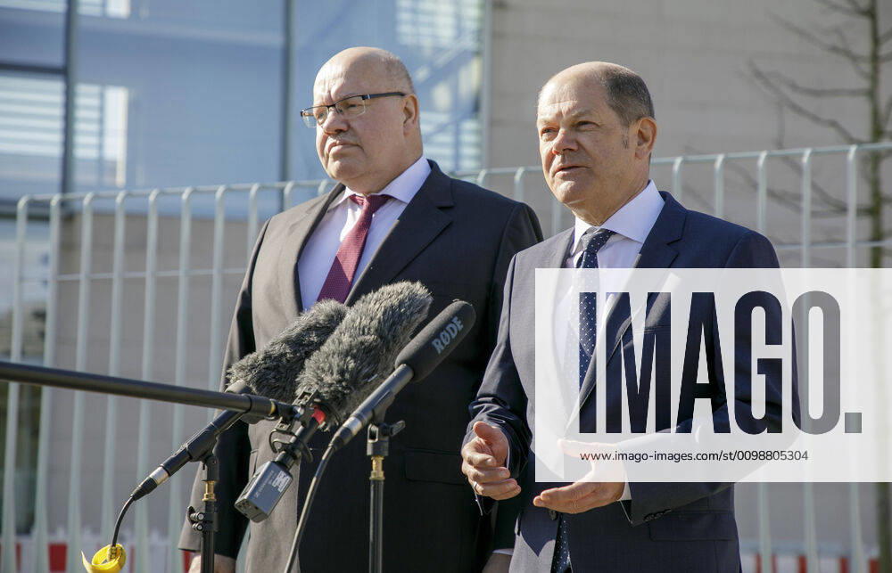 Federal Finance Minister Olaf Scholz, SPD, and Federal Economics Minister Peter Altmaier, CDU, make a statement after a cabinet meeting on new aid in the corona crisis from Berlin, 01 04 2020 Berlin Germany