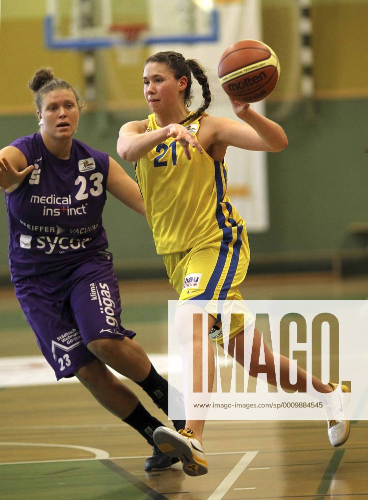 Am Ball Astrid Ramcke , SC Rist gegen Klaudia Grudzien, links Basketball Damen 2. Bundesliga am 19.02.2012 SC Rist Scala Lady Baskets - BG 74 Göttingen 52 - 79