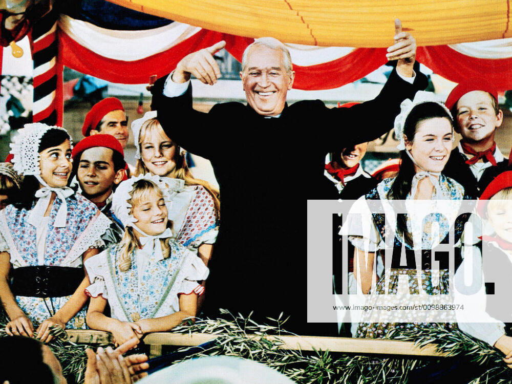MONKEYS, GO HOME!, Maurice Chevalier (in black), 1967 Courtesy Everett Collection !ACHTUNG AUFNAHMEDATUM GESCHÃ„TZT! PUBLICATIONXNOTxINxCANxCHNxFRAxITAxJPNxNORxPOLxRUSxESPxUKxUSA
