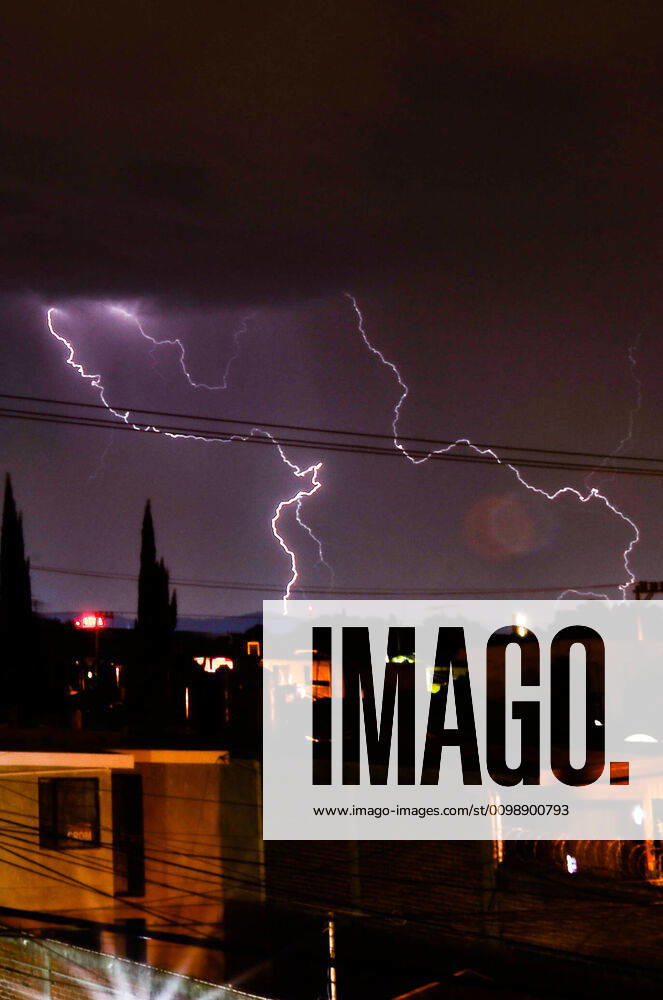 April 02, 2020. Cuautitlan Izcalli, stete of Mexico. Lightning night in some parts of the state of Mexico, being on the ninth day of phase 2 by COVID-19 coronavirus in Mexico..PHOTO: OMAR LOPEZ - ZUMAl109 20200402_zap_l109_002